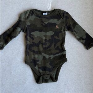 Baby GAP Camouflage Long Sleeve Baby Onesie 6-12